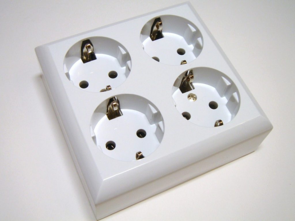 Schneider electric двойная розетка в один подрозетник шнайдер. Подрозетник для розетки schneider electric pkf32f435. Розетка двойная внутренняя шнайдер этюд. Розетка вико двойная с заземлением рамкой. Под двойную розетку.