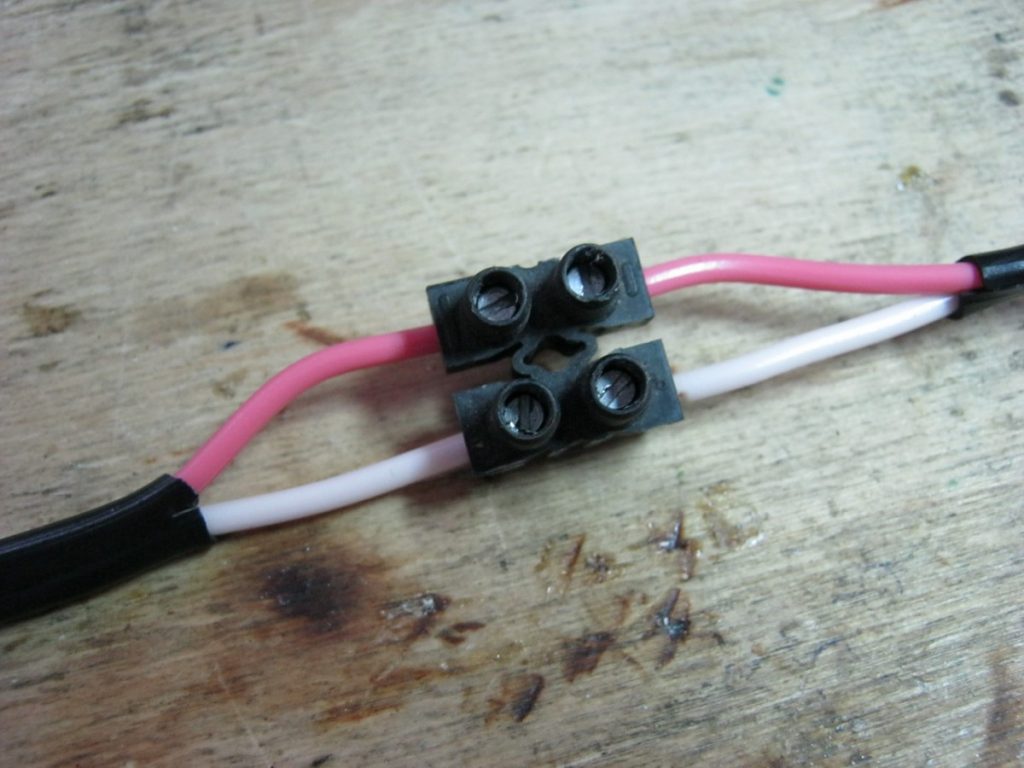 Соединение через клеммы. Соединить 2 провода клеммником. Соединение проводов винтовыми клеммниками. Разъемное соединение проводов 220 вольт. Колодка для соединения проводов 380 вольт.