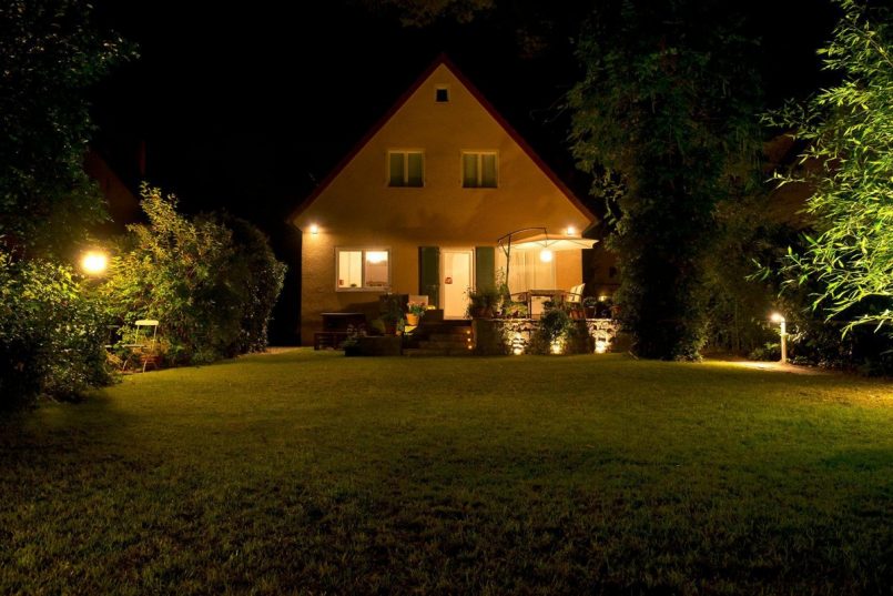 Придомовое освещение частного дома. Как организовать освещение в частном дворе?