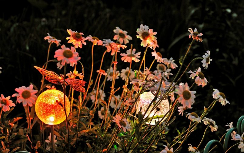 Выбираем лучшие солнечные садовые фонари - виды, правила применения и варианты размещения (110 фото + видео)